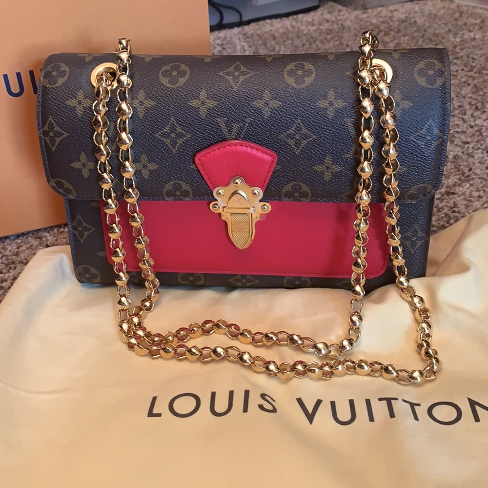 Louis Vuitton
Victoire Handbag Monogram